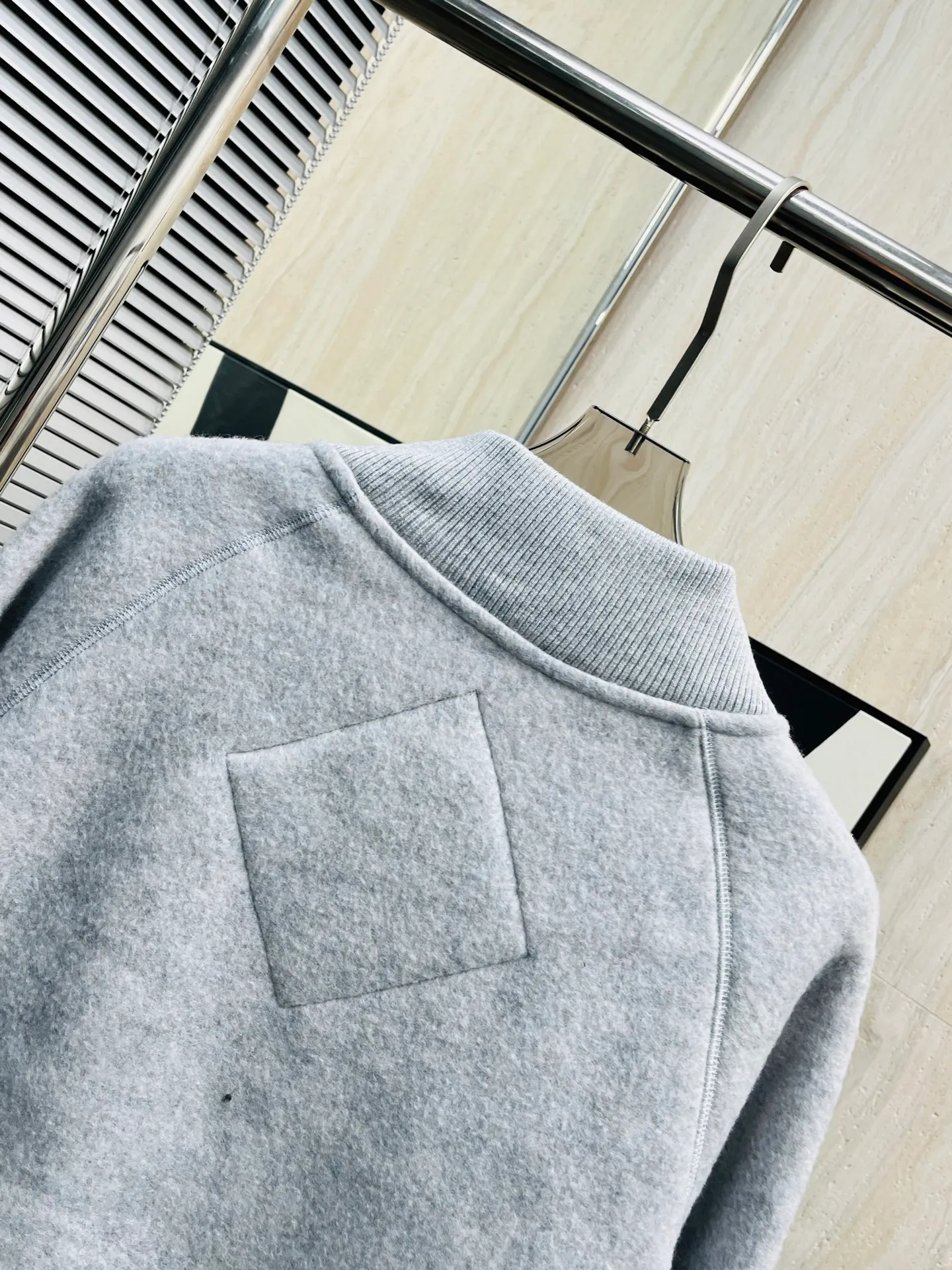 Gray detail P590